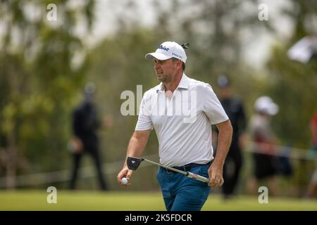 Bangkok, Thaïlande. 08th octobre 2022. BANGKOK, THAÏLANDE - OCTOBRE 8: Richard Bland d'Angleterre sur le trou 3 pendant la deuxième partie au golf de LIV SUR INVITATION BANGKOK au parcours de golf de Stonehill sur 8 octobre 2022 à Bangkok, THAÏLANDE (photo de Peter van der Klooster/Alamy Live News) crédit: peter Van der Klooster/Alamy Live News Banque D'Images