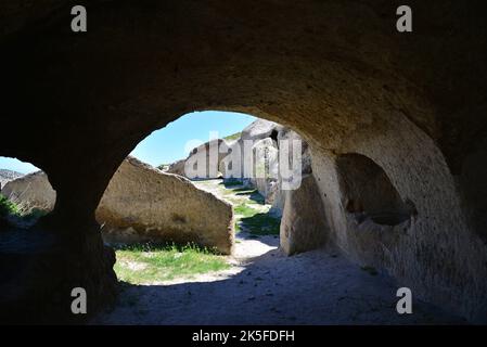 Les tombeaux du rocher de Yedikapilar, situés à Afyonkarahisar, en Turquie, ont été construits dans les temps anciens. Banque D'Images