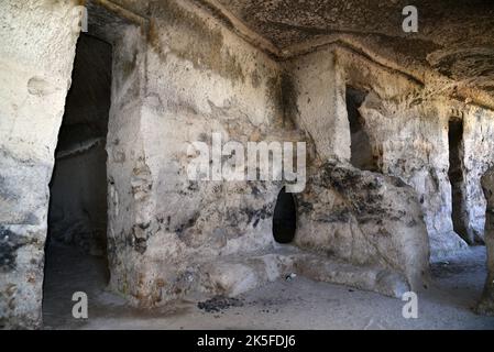 Les tombeaux du rocher de Yedikapilar, situés à Afyonkarahisar, en Turquie, ont été construits dans les temps anciens. Banque D'Images