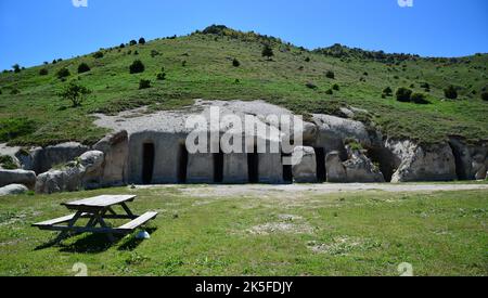 Les tombeaux du rocher de Yedikapilar, situés à Afyonkarahisar, en Turquie, ont été construits dans les temps anciens. Banque D'Images