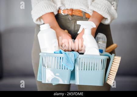 Produits pour le nettoyage, seau et femmes mains faisant l'entretien à la maison avec l'équipement. gros plan de la femme de ménage, femme de ménage ou de nettoyage avec hygiène ménage Banque D'Images
