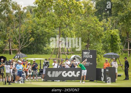 Bangkok, Thaïlande. 08th octobre 2022. BANGKOK, THAÏLANDE - OCTOBRE 8: Carlos Ortiz du Mexique sur le trou 3 au cours de la deuxième partie au golf du LIV SUR INVITATION BANGKOK au parcours de golf de Stonehill sur 8 octobre 2022 à Bangkok, THAÏLANDE (photo de Peter van der Klooster/Alamy Live News) crédit: peter Van der Klooster/Alamy Live News Banque D'Images