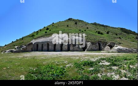 Les tombeaux du rocher de Yedikapilar, situés à Afyonkarahisar, en Turquie, ont été construits dans les temps anciens. Banque D'Images