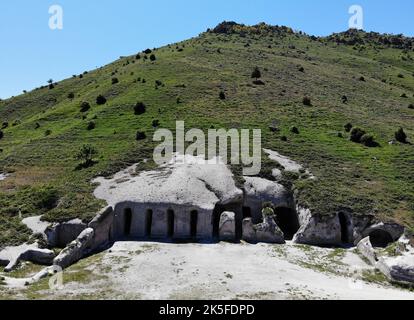 Les tombeaux du rocher de Yedikapilar, situés à Afyonkarahisar, en Turquie, ont été construits dans les temps anciens. Banque D'Images