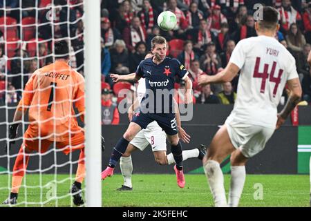 L-R Simone Scuffet (Kluz), David Doudera (Slavia) et Yuri Matias (Kluz) en action lors de la ronde 3rd du groupe G de la Ligue des conférences européennes Match SK Slavia Praha vs CFR 1907 Kluz, jeudi, 6 octobre 2022, Prague, République tchèque. (Photo CTK/Michal Kamaryt) Banque D'Images