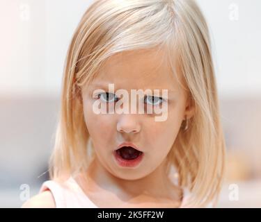 Colère, petite fille et colère visage portrait réaction au choc de rejet et de déception. Malheureuse, frustrée et moody enfant de sexe féminin avec mauvais Banque D'Images