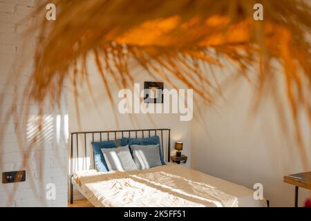 Intérieur confortable et ensoleillé de la chambre Banque D'Images
