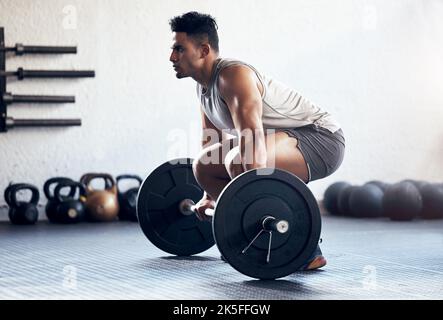 Entraînement, haltérophilie et homme faisant l'entraînement de delift avec force, poids et motivation dans la salle de fitness. Bodybuilder, sport et athlète fort Banque D'Images