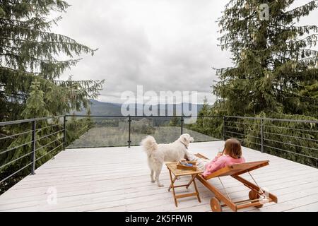 La femme se repose sur une terrasse dans les montagnes Banque D'Images