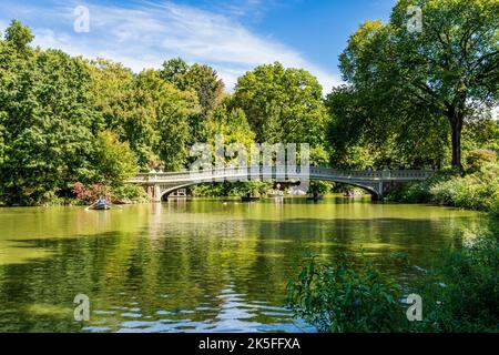 Le lac dans Central Park avec les touristes et le pont Bow en arrière-plan, Manhattan, New York, Etats-Unis Banque D'Images