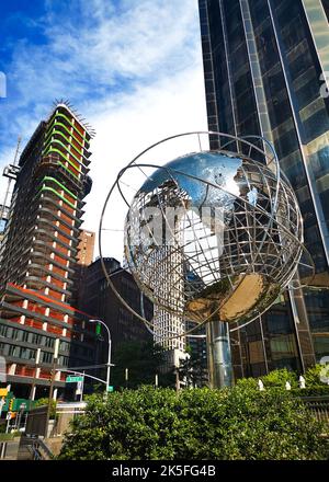 Steel Globe Sculpture au 59 St et Columbus avenue, représentant les continents de la terre, dans le Upper West Side, New York City, Etats-Unis Banque D'Images