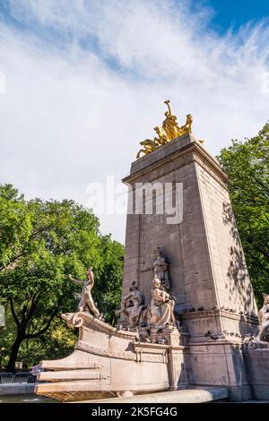 Monument national USS Maine, sculpture en pierre et bronze érigée au début du 20th siècle, à la Merchantss' Gate, porte sud-ouest de Central Park, New York Banque D'Images