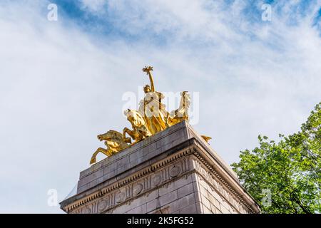 Monument national USS Maine, sculpture en pierre et bronze érigée au début du 20th siècle, à la Merchantss' Gate, porte sud-ouest de Central Park, New York Banque D'Images