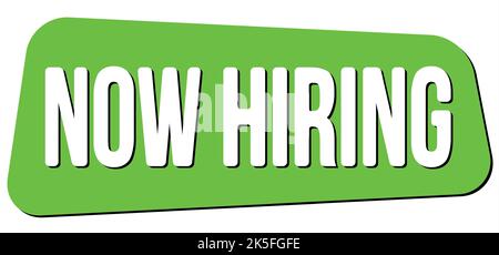 LE texte DE RECRUTEMENT est MAINTENANT inscrit sur l'affiche en forme de trapèze verte. Banque D'Images