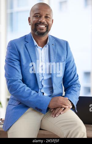 Noir, entrepreneur et homme d'affaires succès dans un bureau avec la vision de l'entreprise fière. Portrait du patron de démarrage, du gestionnaire et du dirigeant d'un PDG senior Banque D'Images