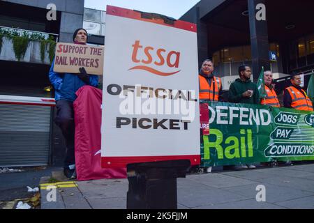 Londres, Angleterre, Royaume-Uni. 8th octobre 2022. Le piquet de grève officiel de la TSSA (Association du personnel salarié du transport) se trouve à l'extérieur de la gare d'Euston, les travailleurs du rail entreposez d'autres sorties sur la paie. Crédit : ZUMA Press, Inc./Alay Live News Banque D'Images