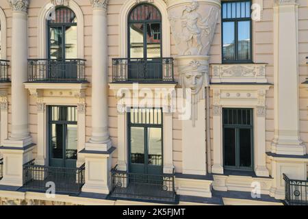 Détail de la façade de bâtiment jaune art nouveau à Riga, Lettonie, Europe Banque D'Images