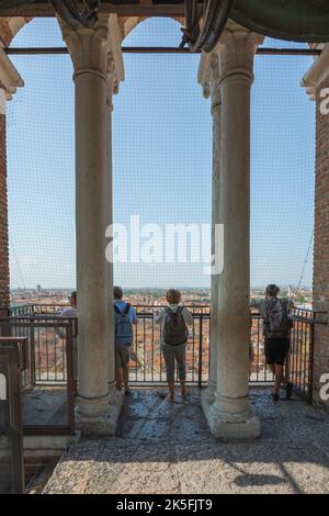 Europe du tourisme, vue en été des personnes se tenant au sommet de la Tour Lamberti et regardant vers le bas sur le centre historique de Vérone, Italie Banque D'Images
