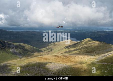 Hélicoptère de recherche et de sauvetage HM Coastguard, Snowdon / YR Wyddfa, parc national d'Eryri /Snowdonia, pays de Galles, Royaume-Uni Banque D'Images