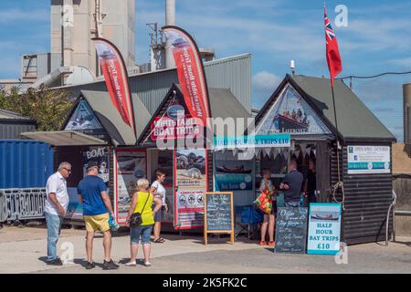 Vue générale des cabines de tour en bateau dans le port de Whitstable, Whitstable, Kent, Royaume-Uni. Banque D'Images