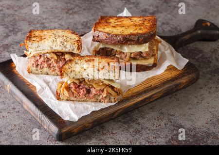 patty melt est un sandwich composé d'une patty de bœuf hachée au fromage fondu et recouvert d'oignons caramélisés entre deux tranches de pain grillé Banque D'Images