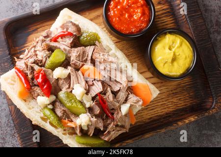 Sandwich au bœuf italien de Chicago fait maison avec Giardanarra sur le plateau en bois de la table. Vue horizontale du dessus Banque D'Images