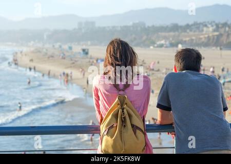 La plage d'État de Santa Monica, vue depuis la jetée de Santa Monica, est une plage emblématique de la côte du pacifique à Los Angeles, Californie, États-Unis Banque D'Images