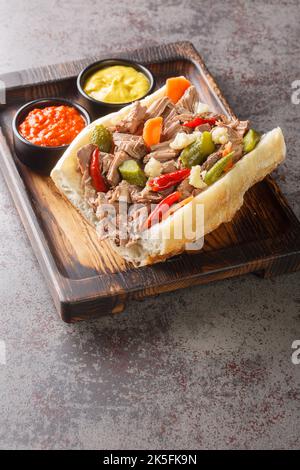 Le sandwich au bœuf italien originaire de Chicago est composé de fines tranches de rôti de bœuf assaisonné, servi au jus sur une longue French Roll close Banque D'Images
