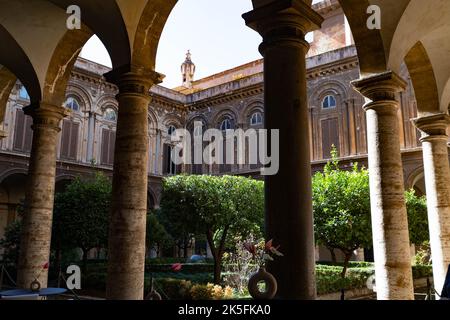 Cour historique du cloître avec colonnes de pierre et passerelles voûtées à Rome, Italie Banque D'Images