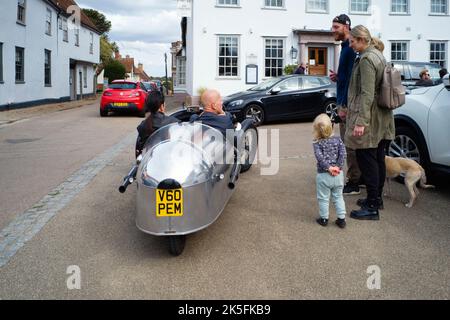 Morgan voiture à trois roues vue de derrière pendant un rallye dans le centre de Lavenham, Suffolk Banque D'Images