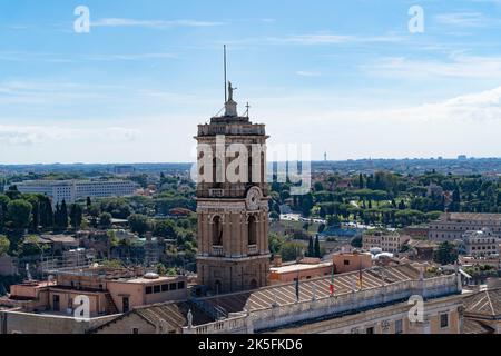 Clocher historique surplombant le paysage urbain de Rome avec un parc verdoyant Banque D'Images