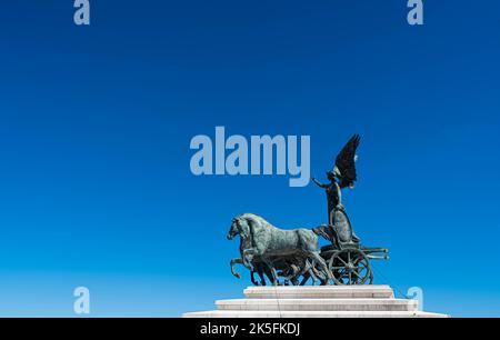 Statue de la déesse Victoria sur quadrigas, le monument Victor Emmanuel II, (Altare della Patria ou gâteau de mariage), Rome, Italie Banque D'Images