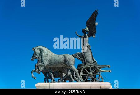 Statue de la déesse Victoria sur quadrigas, le monument Victor Emmanuel II, (Altare della Patria ou gâteau de mariage), Rome, Italie Banque D'Images