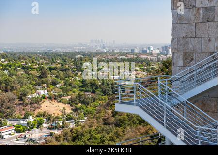 Le Getty Center situé à Brentwood, surplombant Los Angeles, est célèbre pour son architecture moderne et son art de renommée mondiale Banque D'Images