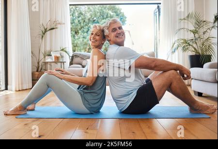Santé, couple senior et faire du yoga, méditation et sourire pour le bien-être, la forme physique et l'entraînement sur tapis de yoga ensemble. Retraite, homme et femme heureux Banque D'Images