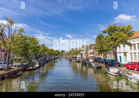 Alkmaar, pays-Bas - 9 août 2022 : paysage urbain d'Alkmaar avec pont, canal et bateaux dans le centre d'Alkmaar, pays-Bas Banque D'Images