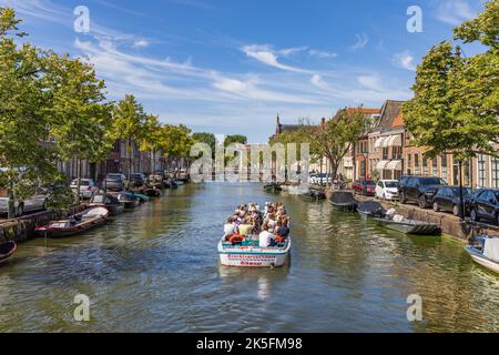 Alkmaar, pays-Bas - 9 août 2022 : paysage urbain d'Alkmaar avec pont, canal et bateaux dans le centre d'Alkmaar, pays-Bas Banque D'Images