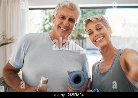 Couple senior, selfie ou yoga fitness dans la maison ou le salon à la maison pour se détendre séance d'entraînement, entraînement ou exercice dans le verrouillage. Portrait, sourire ou bonne pov Banque D'Images