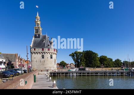 Hoorn pays-Bas - 11 août 2022 : paysage urbain de Hoorn avec tour principale ou Hoofdtoren et navires dans le port de Markerrmeer dans le centre de Hoorn Nord-Hollande aux pays-Bas Banque D'Images