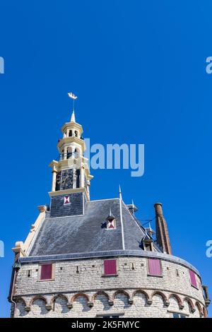 Paysage urbain de Hoorn avec tour principale ou Hoofdtoren avec ciel bleu dans le port de Markerrmeer à Hoorn North Holland aux pays-Bas Banque D'Images