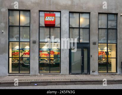 Copenhague, Danemark. Octobre 2022. Vue extérieure du magasin Lego de nuit dans le centre-ville Banque D'Images