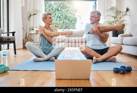 Étirements, Happy Morning et entraînement de couple senior avec entraînement en ligne dans le salon de leur maison. Homme et femme âgés se réchauffent avant Banque D'Images