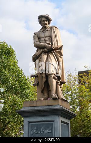 Amsterdam, pays-Bas. Octobre 2022. La statue de Rembrandt van Rijn sur la place Rembrandt à Amsterdam. Photo de haute qualité Banque D'Images