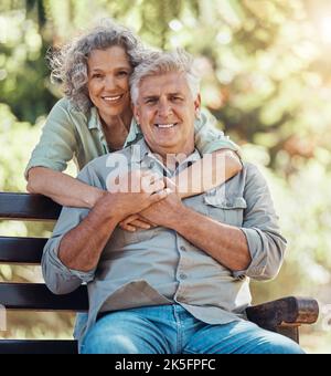L'amour, le portrait et les couples âgés se câlin et se lier dans un parc, heureux et se détendre dans la nature ensemble. Retraite, soins et homme et femme senior appréciant Banque D'Images