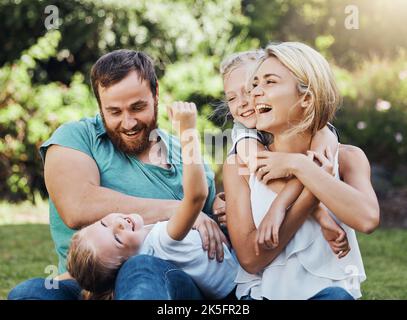 La famille, les enfants et la nature avec la mère, les enfants et le père dans le parc pendant l'été, rire et s'amuser ensemble. Heureux, liberté et Banque D'Images