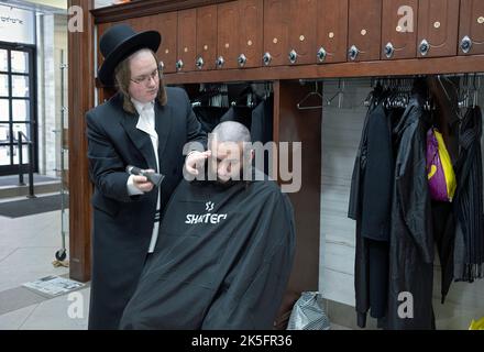 Une coupe de cheveux hassidique observant le passage de Lévitique disant que les hommes juifs ne doivent pas « couper les coins de leur barbe ». Dans une synagogue de New York. Banque D'Images