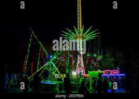 Nimègue, pays-Bas. 07th octobre 2022. Vue sur certaines attractions la nuit. La foire d'automne de Nimègue est l'une des plus anciennes des pays-Bas. Cette année, une énorme grande roue est placée sur la Grote Markt, la place emblématique et la plus photographiée de la ville. Au cours de la Funfair d'automne, les jeunes et les personnes âgées peuvent profiter de nombreuses attractions passionnantes et de nombreuses friandises savoureuses comme des bonbons en coton et des cannes en sucre. On estime qu'environ 200 000 personnes ont visité la foire au cours de ces neuf jours. (Photo par Ana Fernandez/SOPA Images/Sipa USA) Credit: SIPA USA/Alay Live News Banque D'Images