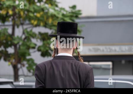 Une photo générique d'un homme juif hassidique anonyme avec un long peyes et portant un chapeau noir. Sur Bedford Avenue à Williamsburg, Brookly, New York Citry. Banque D'Images