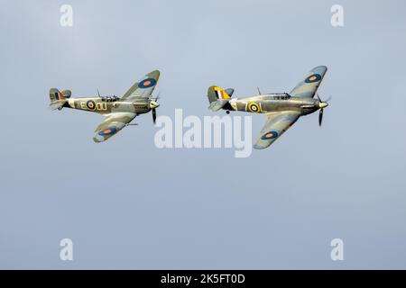 Spitfire 'AR501' Supermarine et Hawker Sea Hurricane 'Z7015' volant en formation lors du salon de l'aviation du jour de la course qui s'est tenu à Shuttleworth le 2nd octobre 2022 Banque D'Images