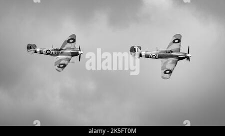 Spitfire 'AR501' Supermarine et Hawker Sea Hurricane 'Z7015' volant en formation lors du salon de l'aviation du jour de la course qui s'est tenu à Shuttleworth le 2nd octobre 2022 Banque D'Images